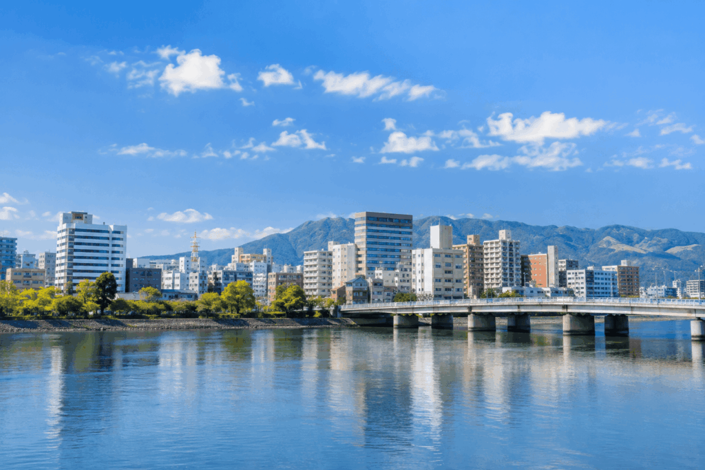 大分市の川と橋、街並みと山々を望む風景