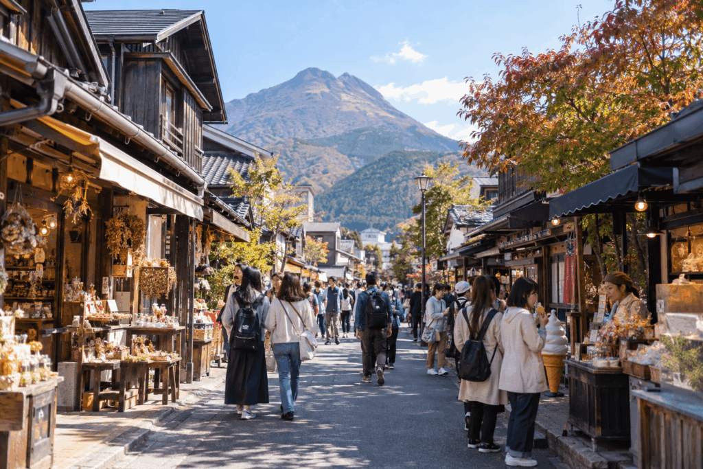 由布市・湯布院の商店街と由布岳を望む観光風景